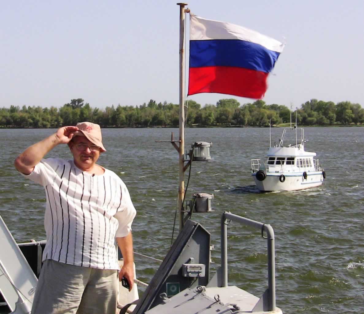 Российский флаг в Астраханском порту