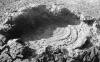  Кратер на Гнилой горе диаметром около 300 м с вулканоидами на переднем плане и конуса подобных на горизонте и с солончаковой растительностью. 